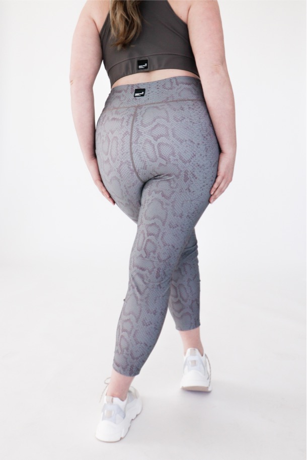 Plus size Shadow printed leggings from polyester from the back